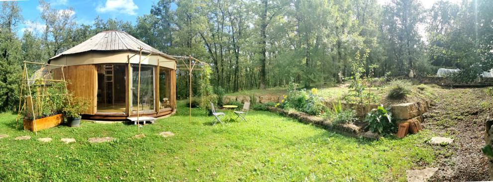 Cabane Yourte dans son écrin de verdure
