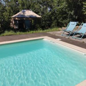 La piscine et la Yourte