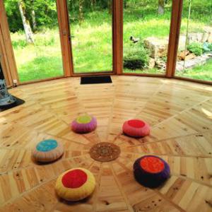 Centre de la cabane avec baies vitrées en demi-lune