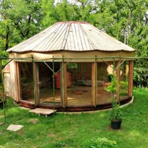 La face de la Cabane yourte